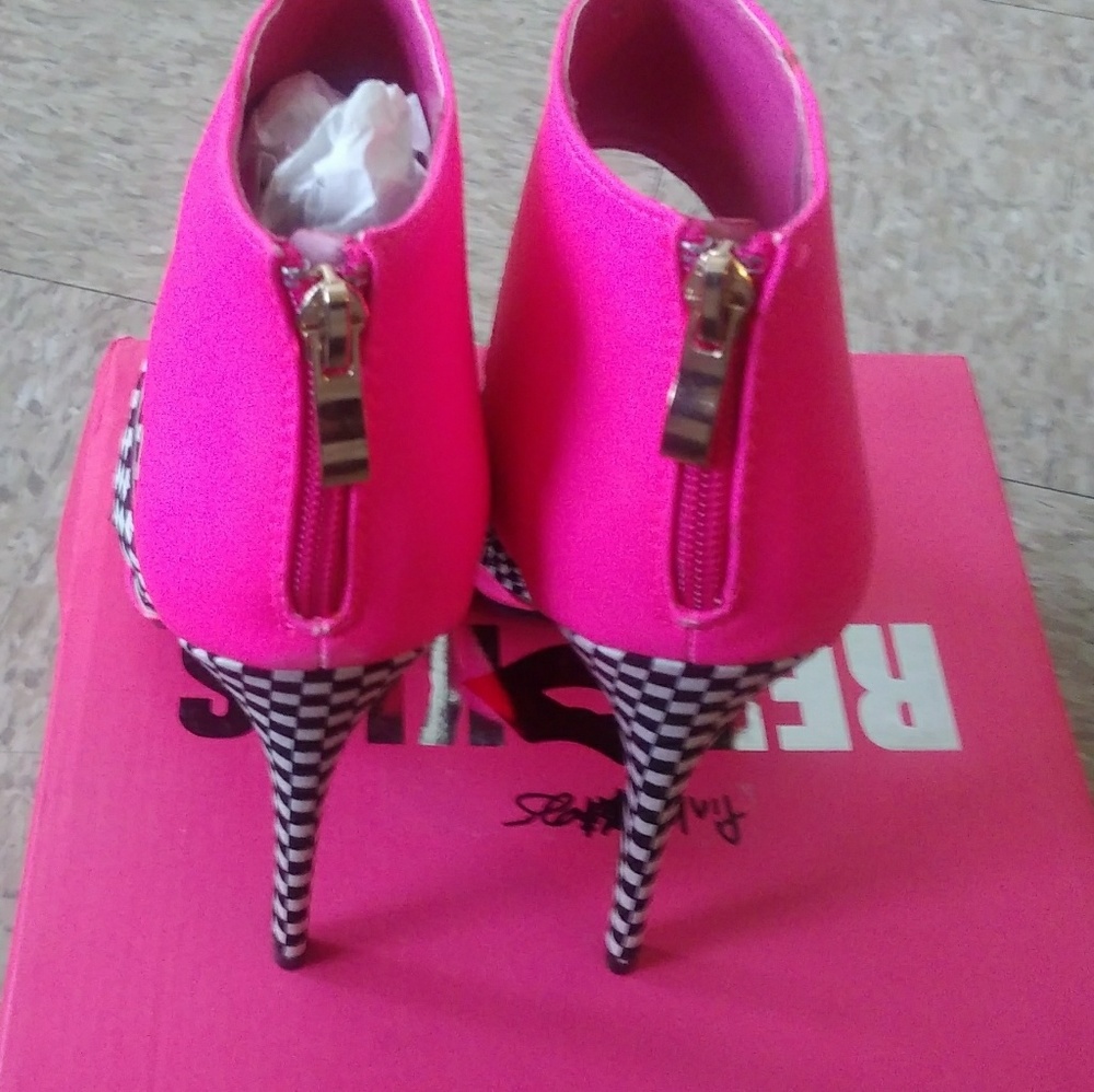 Red Kiss Pink Heels